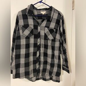 🌹- Black and white checkered flannel shirt